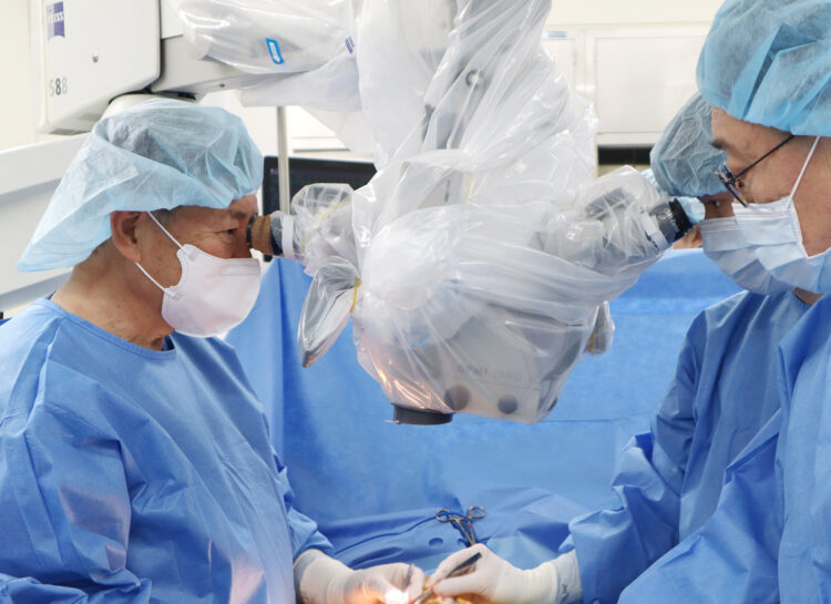 정밀 현미경을 통해 가느다란 정관을 복원하는 수술을 하고 있는 박남철 병원장(왼쪽).비뇨의학과 전문의로 그가 개인적으로 지금까지 해온 정관복원술가 최근 2000례를 넘어섰다.사진=센텀종합병원