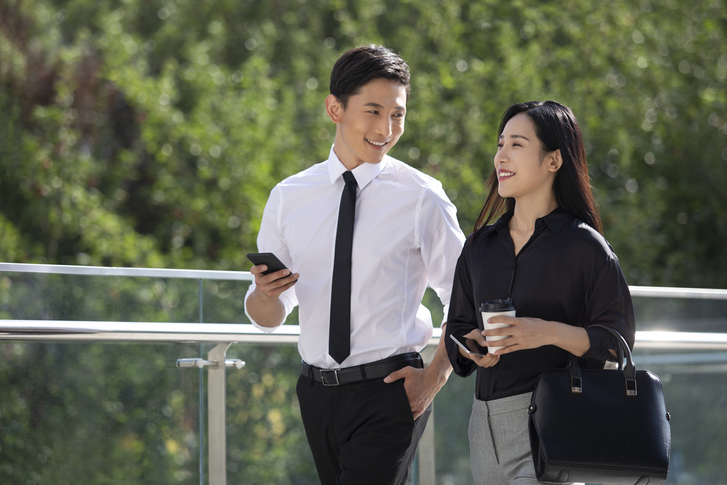 식사 후에 가볍게 걸으면 혈당을 조절하거나 소화를 촉진하는 등 여러 가지 건강상 효과를 얻을 수 있다.사진=게티이미지뱅크