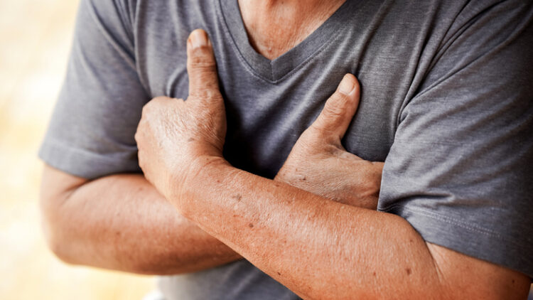 흉부 대상포진의 특징은 통증과 물집(수포)이다.가슴 한쪽만 찌릿하거나 칼로 찌르는 듯 극심한 통증과 함께 띠 모양의 물집이 나타난다.피부 발진 전 2~3일간 감기 몸살,가려움이 먼저 나타난다.물집이 생긴 뒤 