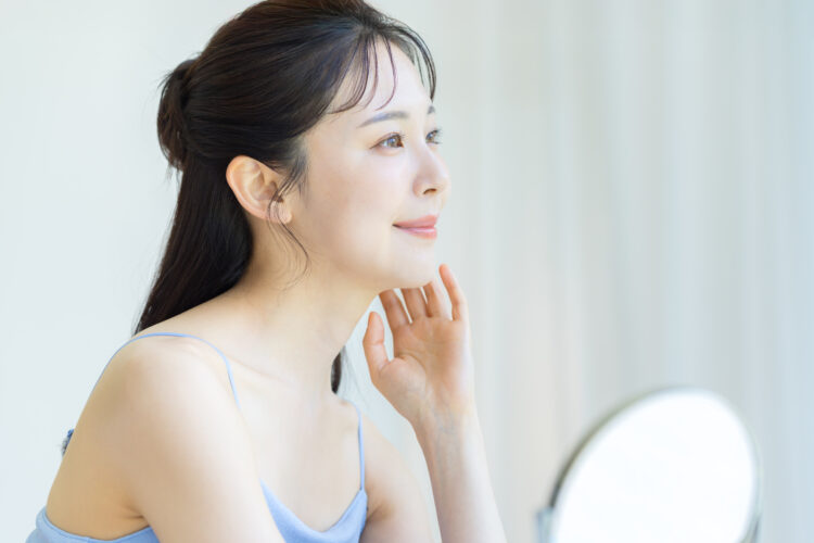 콜라겐 화장품은 피부가 완전히 마른 상태보다 세안 직후 수분감이 약간 남아 있을 때 사용하는 편이 더 효과적이다.사진=게티이미지뱅크