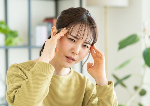 젊은 여성이 욱신거리는 편두통을 호소하고 있다.평소 커피를 많이 마시는 사람은 병원 입원이나 금식 등으로 카페인 성분의 섭취를 중단할 경우 금단 증상이 편두통으로 나타날 수 있다.사진=게티이미지뱅크