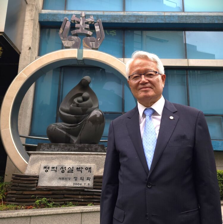 정의화 설립자(의료원장)는 동래봉생병원의 상징물 '모자상'을 좋아한다. 생명을 받드는, 그리고 환자를 돌보는 그 마음이 어머니 마음과 닿아있다 여겨서다. 그 마음이 '정직, 성실, 박애'라는 원칙으로 이어진다. 사진