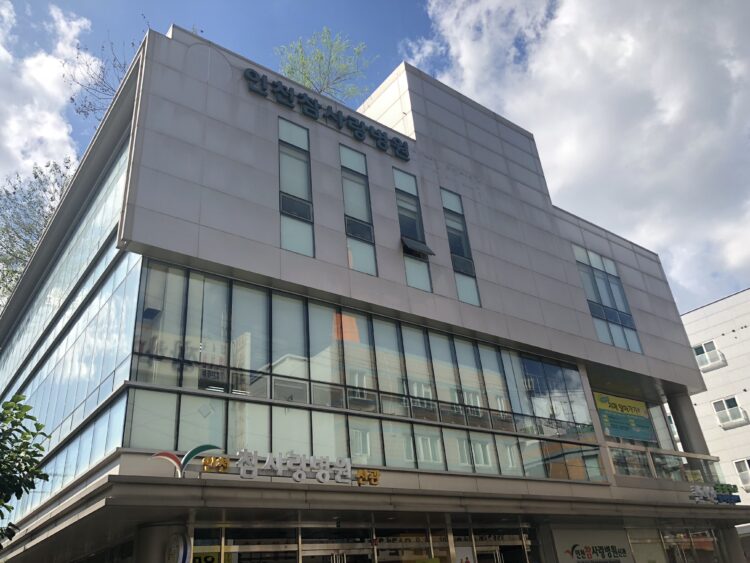 인천참사랑병원 신관에는 진료시설이 아닌 지역사회와 연계 활동을 진행하는 각종 부서들이 빼곡히 들어서 있다.사진=인천참사랑병원