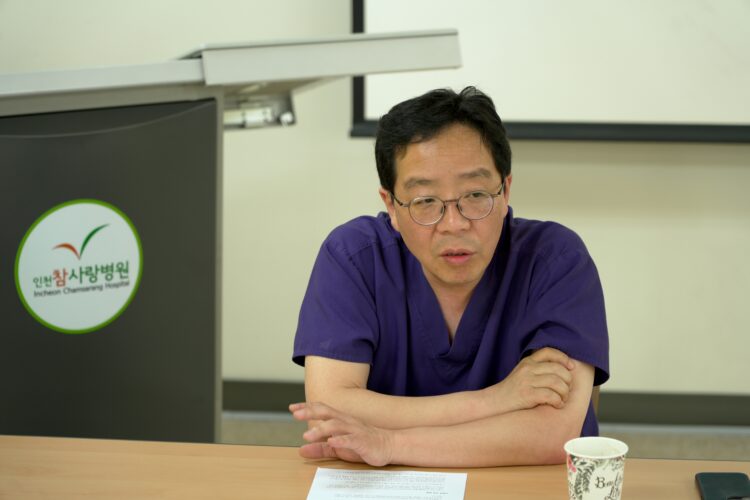 천성훈 병원장은 인천참사랑병원의 지속가능한 미래를 고민한다.의료 행위 수가,운영 비용,시설 투자 등 치료 외의 고민거리가 한가득이다.사진=김현중 PD
