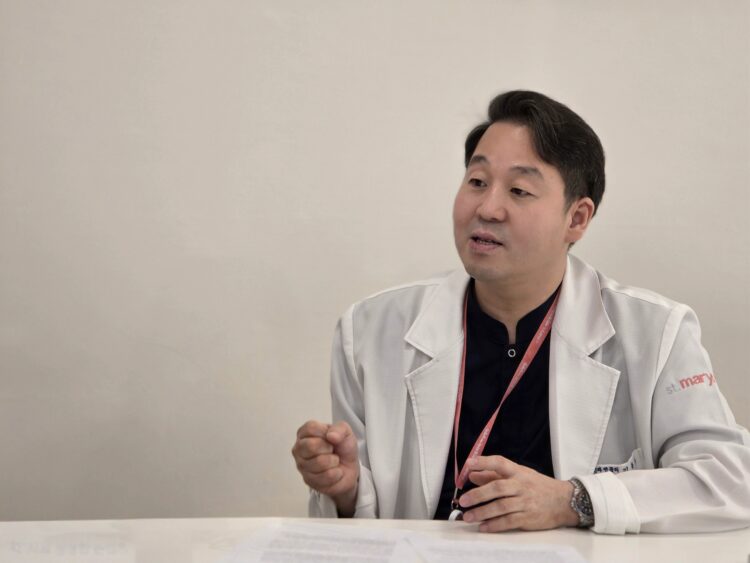 김동주 세인트마리여성병원장이 24일 코메디닷컴과 인터뷰하고 있다.사진=원종혁 기자