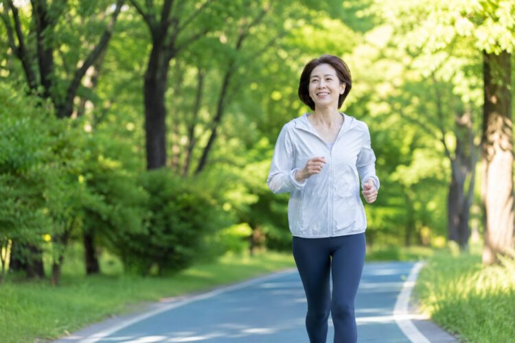 러닝은 관절에 부담을 주기보다 오히려 주변 근육과 뼈를 튼튼하게 만들 수 있다.사진=GPT생성