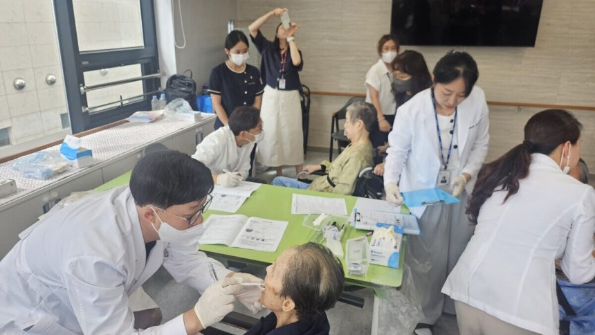 대구광역시 치과의사회가 국민건강보험공단 대구경북지역본부, 대한치과위생사협회 대구경북회가 함께 대구수목원 실버타운을 찾아 입소 어르신들의 구강건강 증진과 질환 예방에 나섰다. 사진=대구광역시 치과의사회