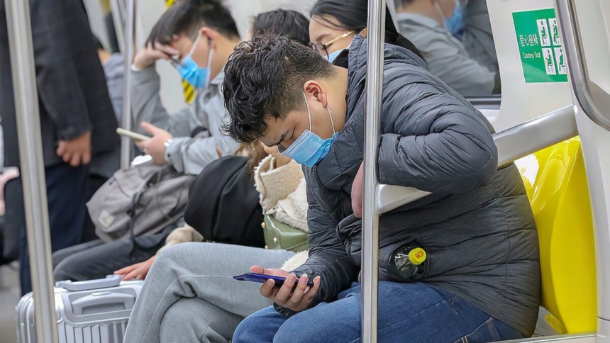 중국 여행 중 대중교통을 이용하거나 관광객이 몰리는 실내 장소를 찾을 때는 마스크를 준비하는 것이 좋다. 사진=바이두