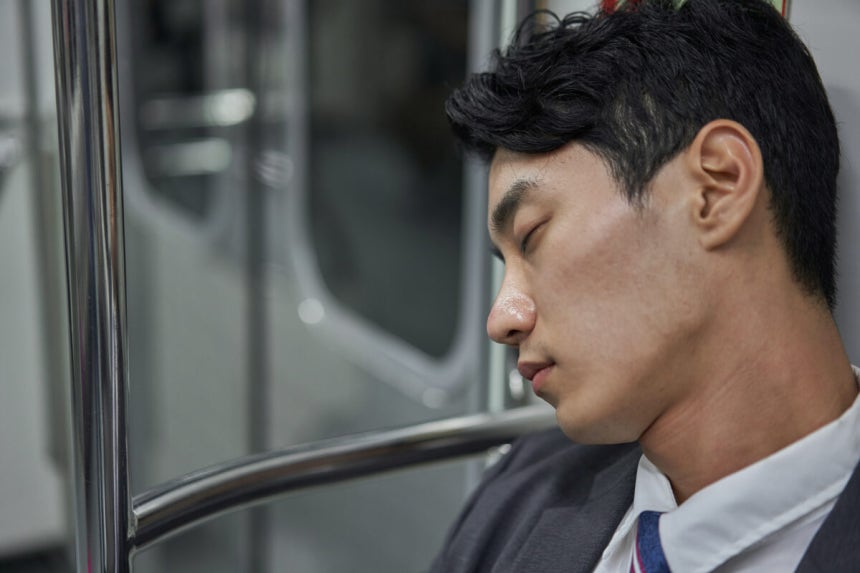 잠이 부족한 젊은 남성이 전철 안에서 졸고 있다.수면 부족 때는 짧은 유산소 운동을 하거나 낮잠을 좀 오래 자면 기억력이 빠르게 회복된다는 연구 결과가 나왔다.사진=게티이미지뱅크