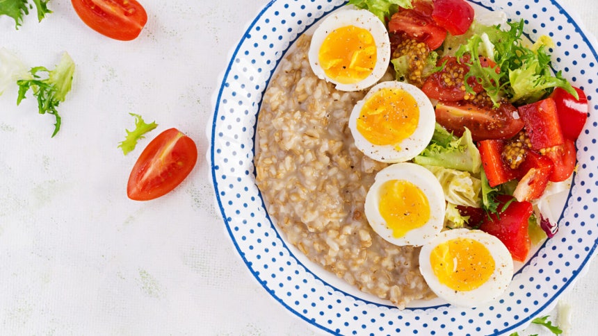 아침 첫 끼로 오트밀에 달걀을 풀어 죽처럼 끓인 '오트밀 달걀죽'을 먹으면 귀리의 식이섬유와 달걀의 단백질을 한 번에 챙길 수 있다.사진은 기사의 이해를 돕기 위한 오트밀죽 이미지.사진=게티이미지뱅크