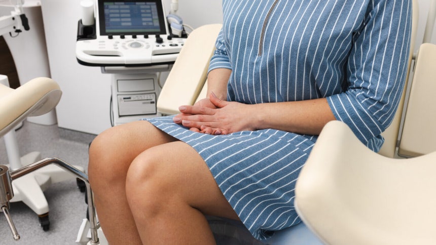 중년 여성이 산부인과에서 진료를 받고 있다.비교적 흔한 자궁근종을 진단받은 뒤에는 꾸준한 치료는 물론 복부팽만·골반통 등 증상에 바짝 신경을 써야 한다.사진=게티이미지뱅크