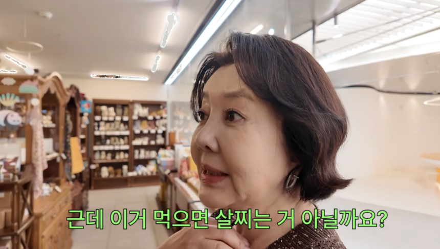 배우 김영란이 식품과 간식을 구경하면서 체중을 걱정하는 모습을 보였다.사진=유튜브 채널 '찐 여배우들'