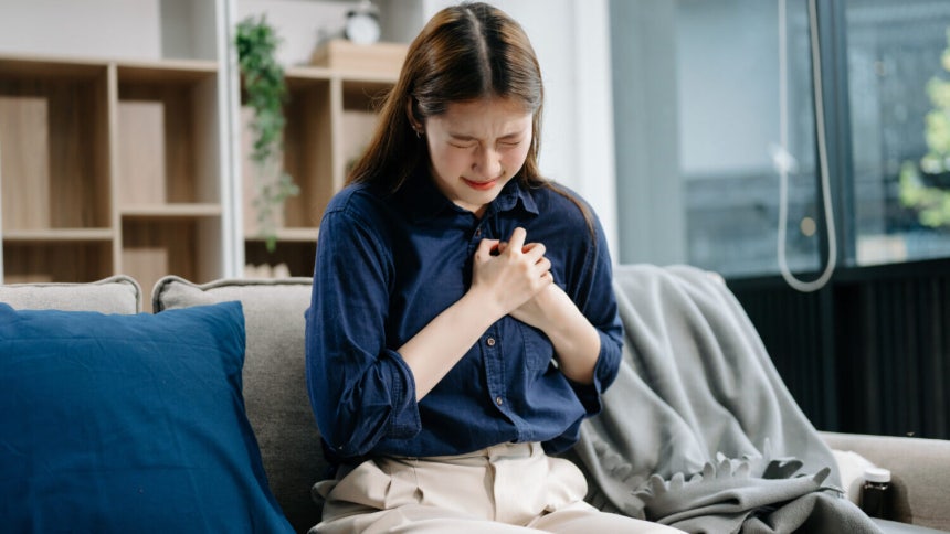 젊은 여성이 심한 가슴 통증을 호소하고 있다.공사장에서 콘크리트를 깨부수는 착암기(잭해머)처럼,식도 근육이 식도를 쥐어짜며 경련을 일으키는 '착암기 식도' 질환(과수축성 식도 질환)을 앓은 환자 사례가 보고됐다.