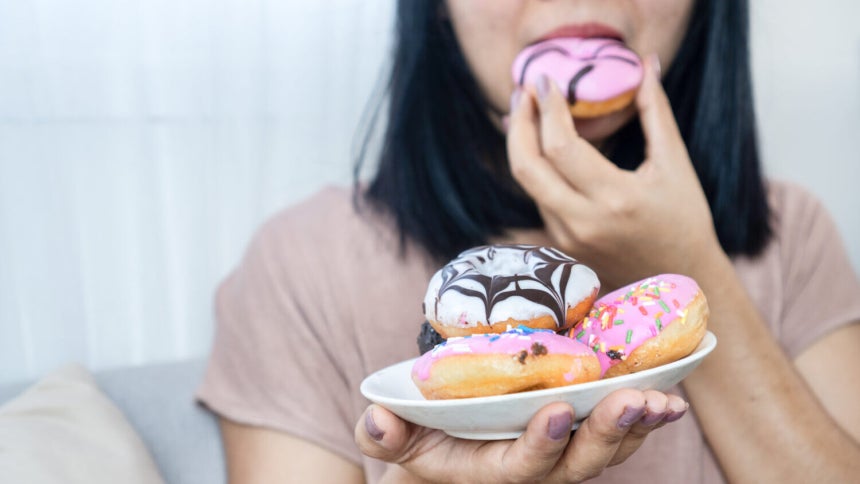 설탕이 많이 들어간 음료와 과자,케이크 등을 지나치게 자주 먹는 습관은 면역 건강에 바람직하지 않을 수 있다.사진=게티이미지뱅크