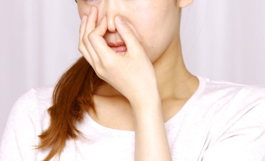 흡연자는 본인의 냄새를 인식하지 못한다. 담배 냄새는 얼굴, 손가락, 옷에도 스며 들어 불쾌한 냄새를 풍긴다. 사진=게티이미지뱅크