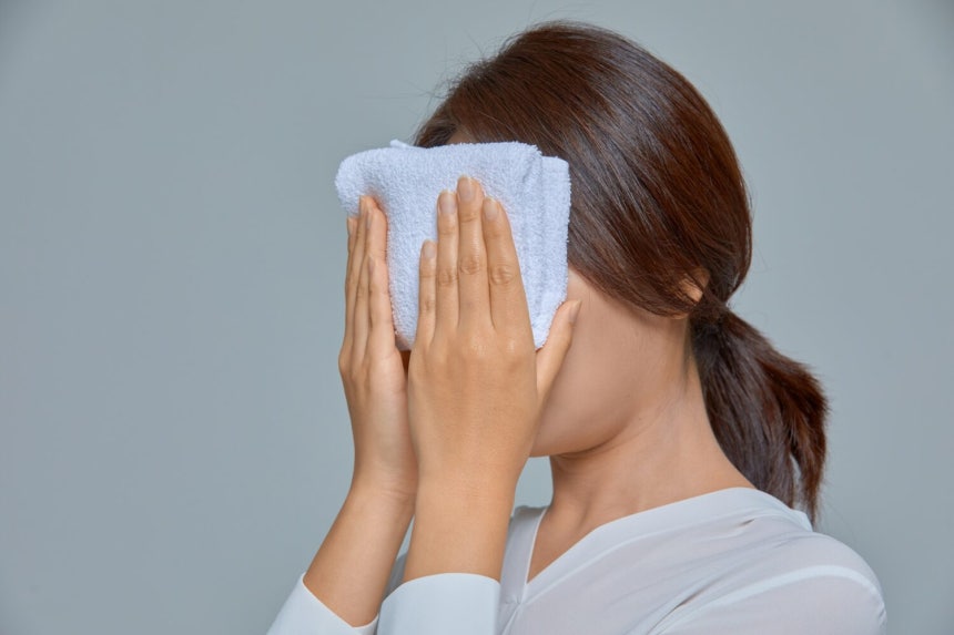 인공눈물과 따뜻한 물수건으로 눈 주변을 관리하는 모습