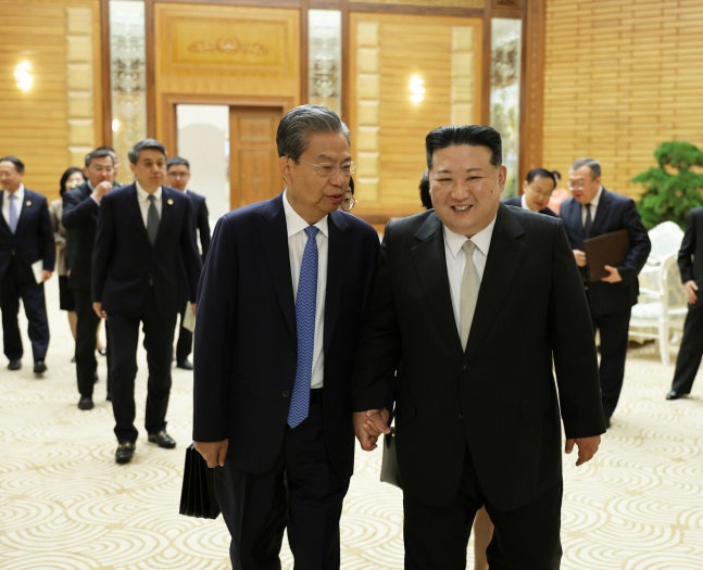 김정은 국무위원장이 4월13일 중국공산당 서열 3위 자오러지 전국인민대표대회 상무위원장을 만났다.©평양 조선중앙통신