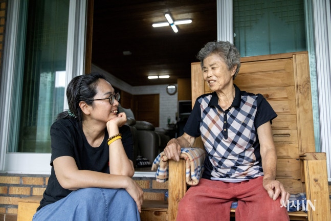 6월7일 밀양 주민 정임출씨(오른쪽)가 정수희 부산에너지기후행동 활동가와 대화를 나누고 있다.©시사IN 조남진