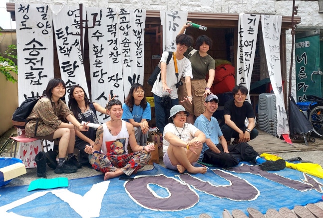 고교생 때부터 밀양 싸움에 함께했던 남어진 송전탑반대대책위원회 집행위원(앞줄 오른쪽에서 두 번째) 등 밀양 행정대집행 10주년 결의대회 참가자들이 6월9일 함께 사진을 찍었다.©시사IN 이오성