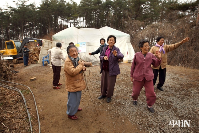 2012년 3월18일 밀양시 부북면 위양마을 뒷산에 위치한 127번 송전탑 건설예정지에서 천막농성을 하던 주민들이 탈핵 희망 버스 참가자들을 배웅하고 있다.©시사IN 조남진