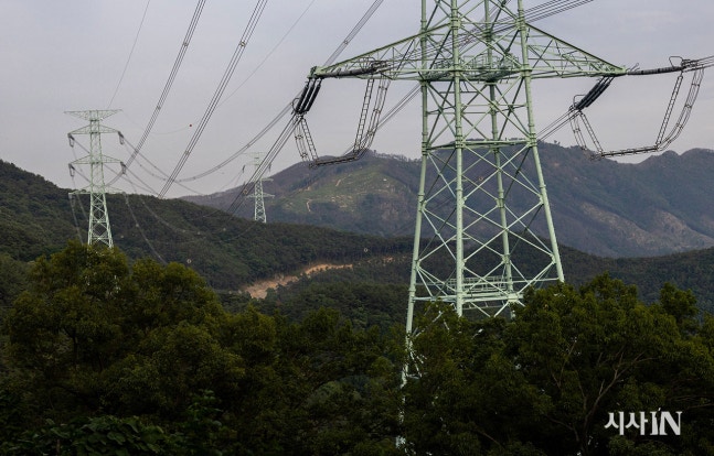 밀양시 부북면 위양마을 뒷산의 765kV 128번 송전탑.멀리 보이는 송전탑은 127과 126번이다.©시사IN 조남진