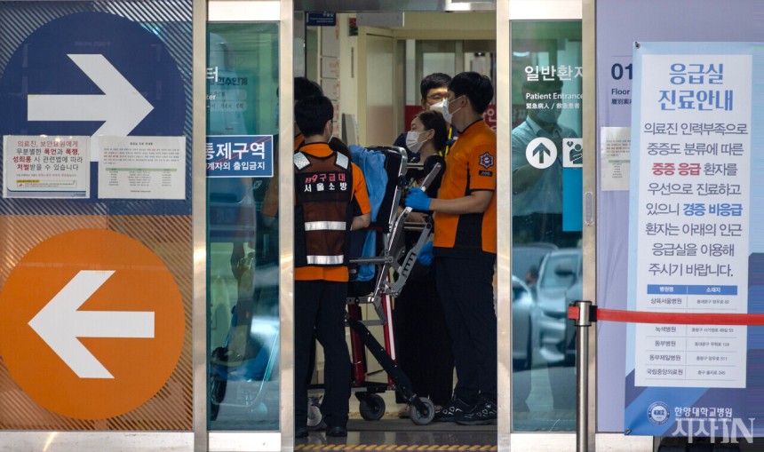 8월26일 서울 성동구 한양대병원 응급실 앞에 인근 응급실 이용 안내가 붙어 있다.&#169;시사IN 조남진