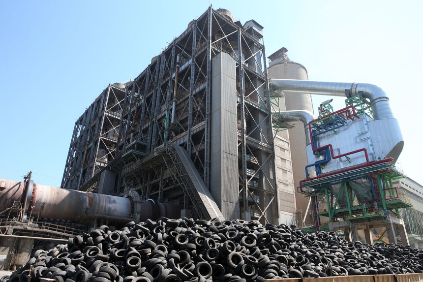 시멘트 공장 보조 원료로 사용되는 폐타이어. &#169;연합뉴스