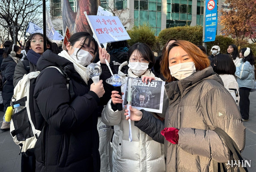 ‘서울 망명 TK장녀 연합’ 깃발 들고 나온 김성은(34), 김지윤(24), 황승미씨(29). ©시사IN 김다은
