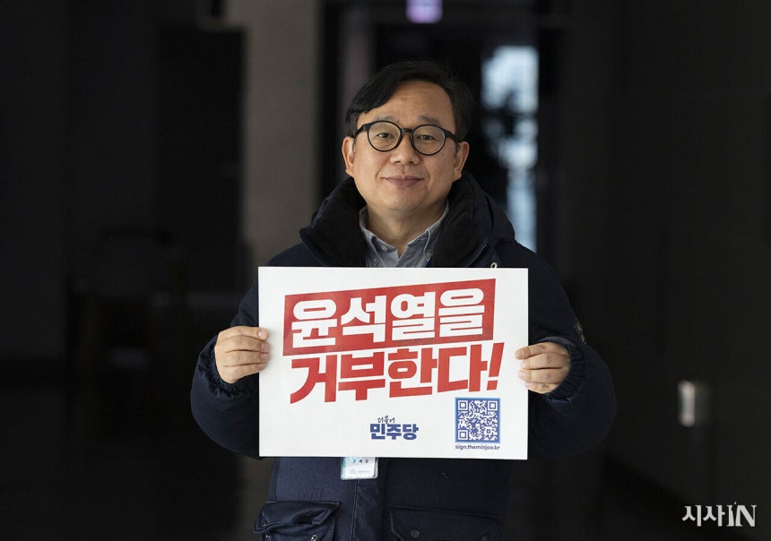 계엄군 막아내다 다친 윤여길씨(50·김용민 더불어민주당 의원실 보좌관). ©시사IN 이명익