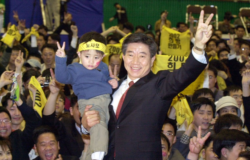 2002년 3월16일 광주에서 1위를 차지한 노무현 당시 새천년민주당 대선 경선 후보가 노사모 회원들과 승리의 V자를 그리고 있다. &#169;연합뉴스