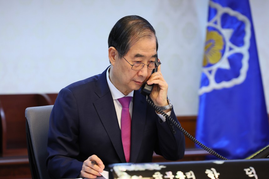 한덕수 대통령 권한대행 국무총리가 4월8일 정부서울청사에서 트럼프 미국 대통령과 전화 통화를 하고 있다.©국무총리실 제공