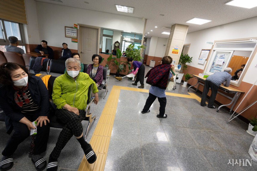 오전 9시가 되자 진료를 보러온 주민들로 고부보건지소의 대기 공간이 가득 찼다.&#169;시사IN 이명익