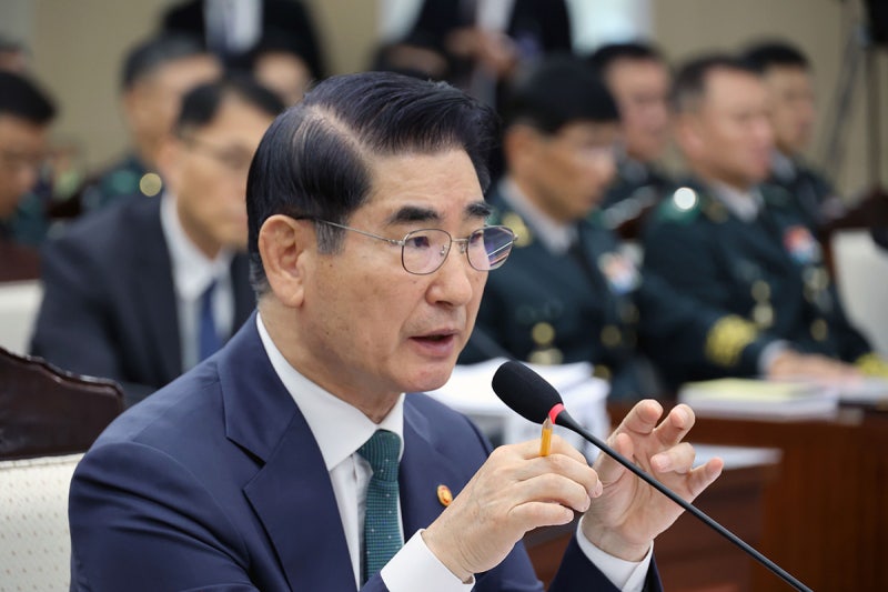 비상<b>계엄</b> 길목에서 ‘발신자 윤석열’에 응답한 이들