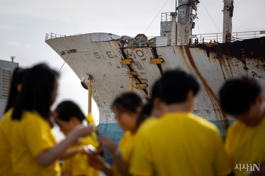 4월16일 세월호 참사 11주기 기억식에서 학생들이 헌화하기 위해 줄을 서고 있다.©시사IN 신선영