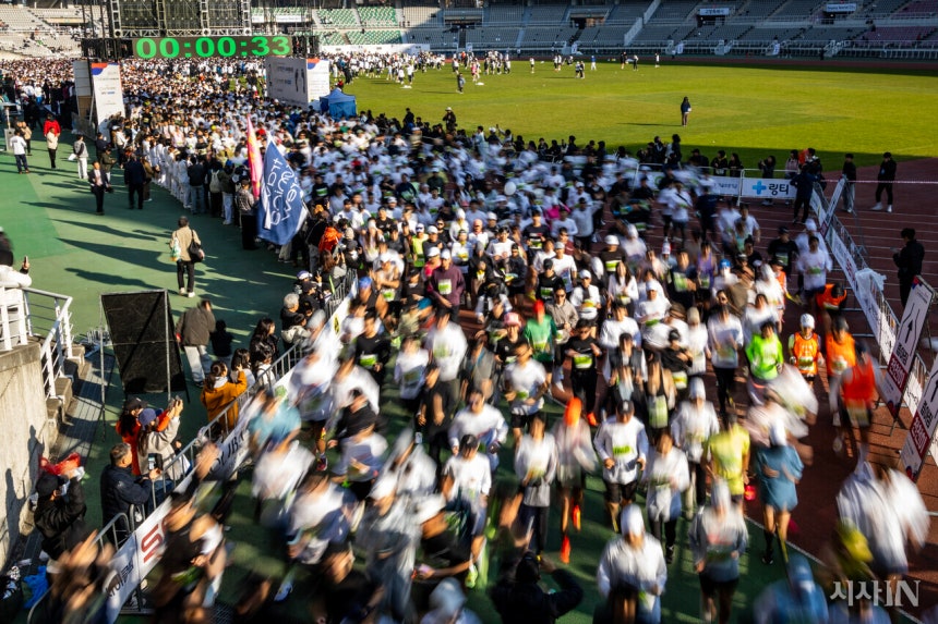11월16일 경기도 고양시 고양종합운동장이 손기정평화마라톤대회에 참여한 시민들로 북적이고 있다.©시사IN 박미소
