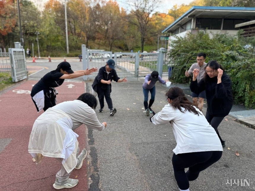 11월16일‘다시 뛰는 여성정치’러닝 크루 멤버들이 서울 상암동 월드컵경기장에 모여서 달리기 전스트레칭을 하고 있다.©시사IN 김다은