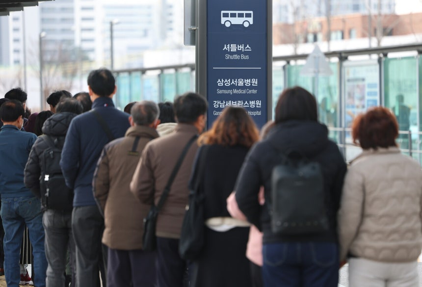 2024년 3월,SRT 수서역 앞에서 서울 대형 종합병원 셔틀버스를 기다리는 사람들.©연합뉴스