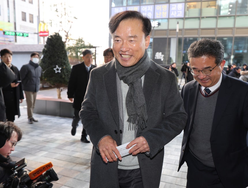 12월4일 김종철 방미통위 위원장 후보가 과천시 인사청문회 준비사무실에 출근하고 있다.©연합뉴스