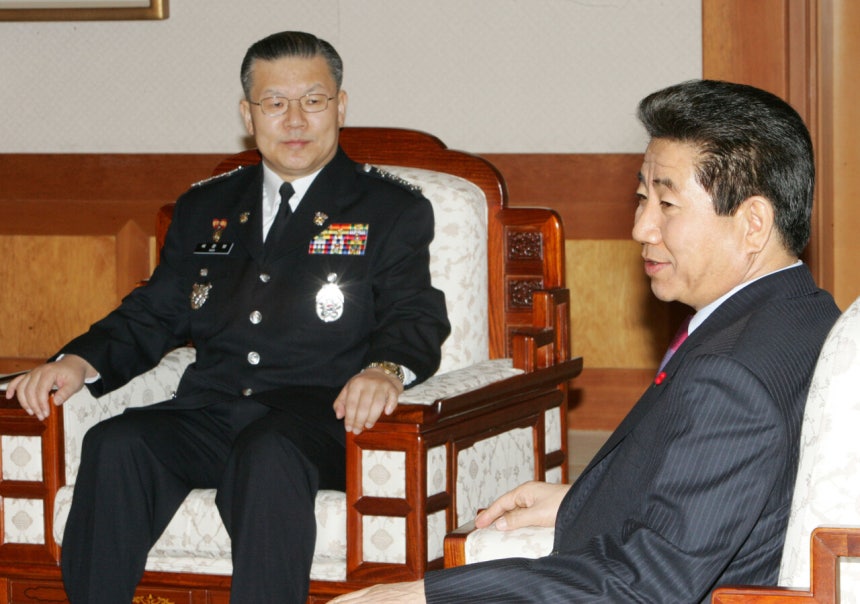 2005년 1월19일 노무현 대통령이 허준영 신임 경찰청장에게 임명장을 수여한 뒤 환담을 나누고 있다.©연합뉴스