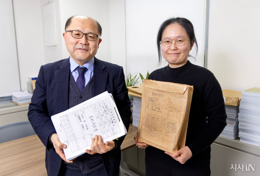 ‘이관술 무죄’재심을 이끌어낸 장경욱 변호사(왼쪽)와 신윤경 변호사.©시사IN 조남진