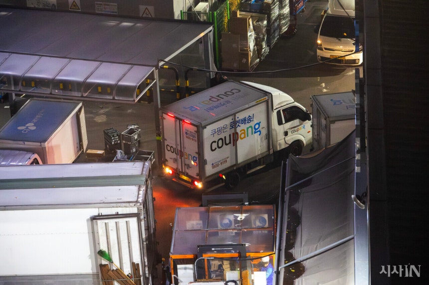 서울 시내의 한 쿠팡로지스틱스 캠프에서 상하차 작업이 이어지고 있다. ©시사IN 박미소