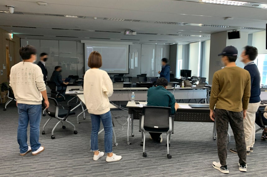 2020년 10월24일, 쿠팡 직원들이 고(故) 장덕준씨가 생전 CCTV에 찍힌 모습을 분석하기 위해 모여 있다. ©이용우 더불어민주당 의원실 제공