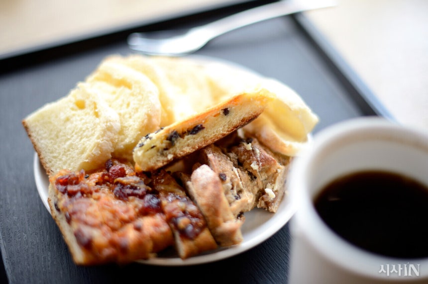 빵과 커피는 은유 작가가 아침밥 대신 자주 먹는 음식이다. ©시사IN 조남진