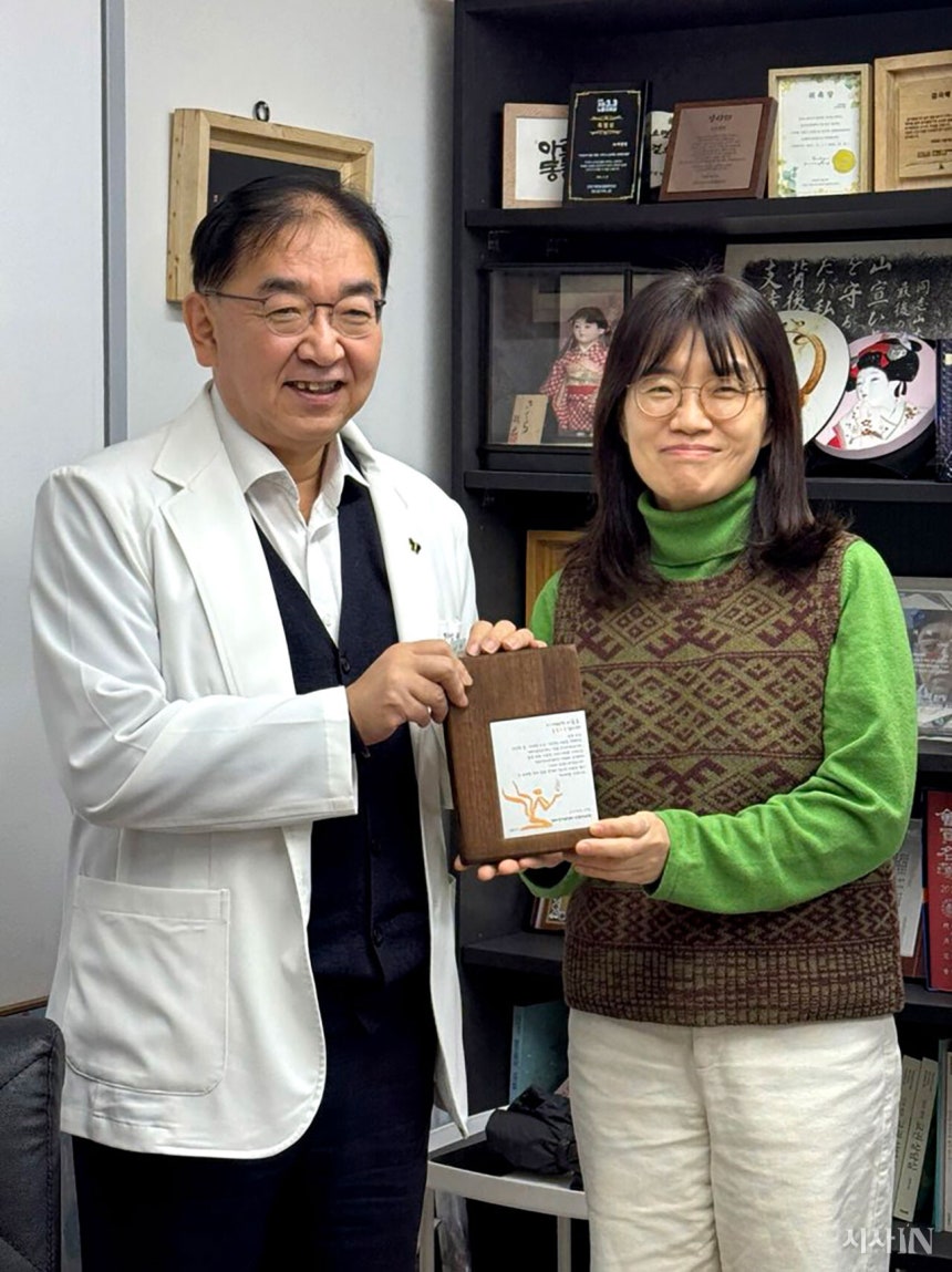 ‘먹고사는 일’ 연재는 전태일의료센터 건립의 마중물을 만들고자 시작했다. 1월20일 임상혁 녹색병원장이 은유 작가에게 감사패를 전달하고 있다. ©시사IN 장일호