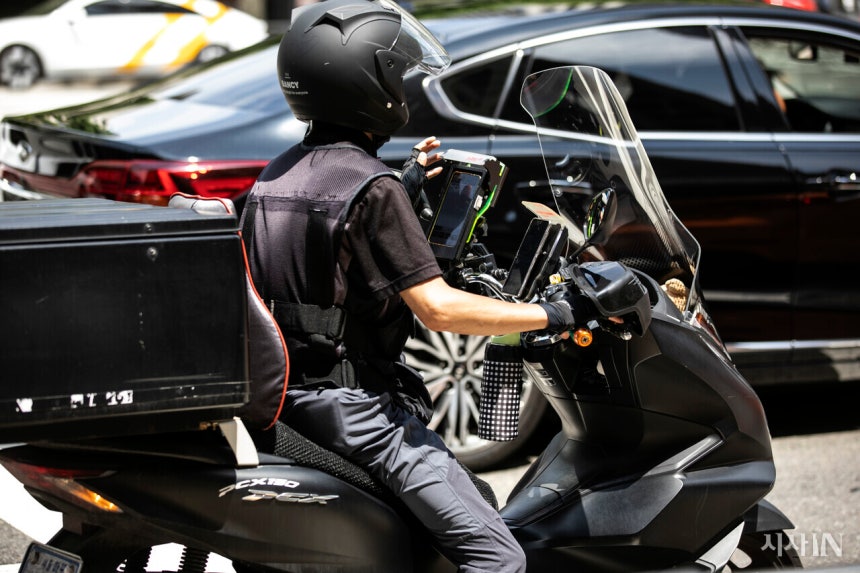2023년 7월7일 서울 마포구 일대에서 일하고 있는 배달 라이더 모습. ©시사IN 신선영