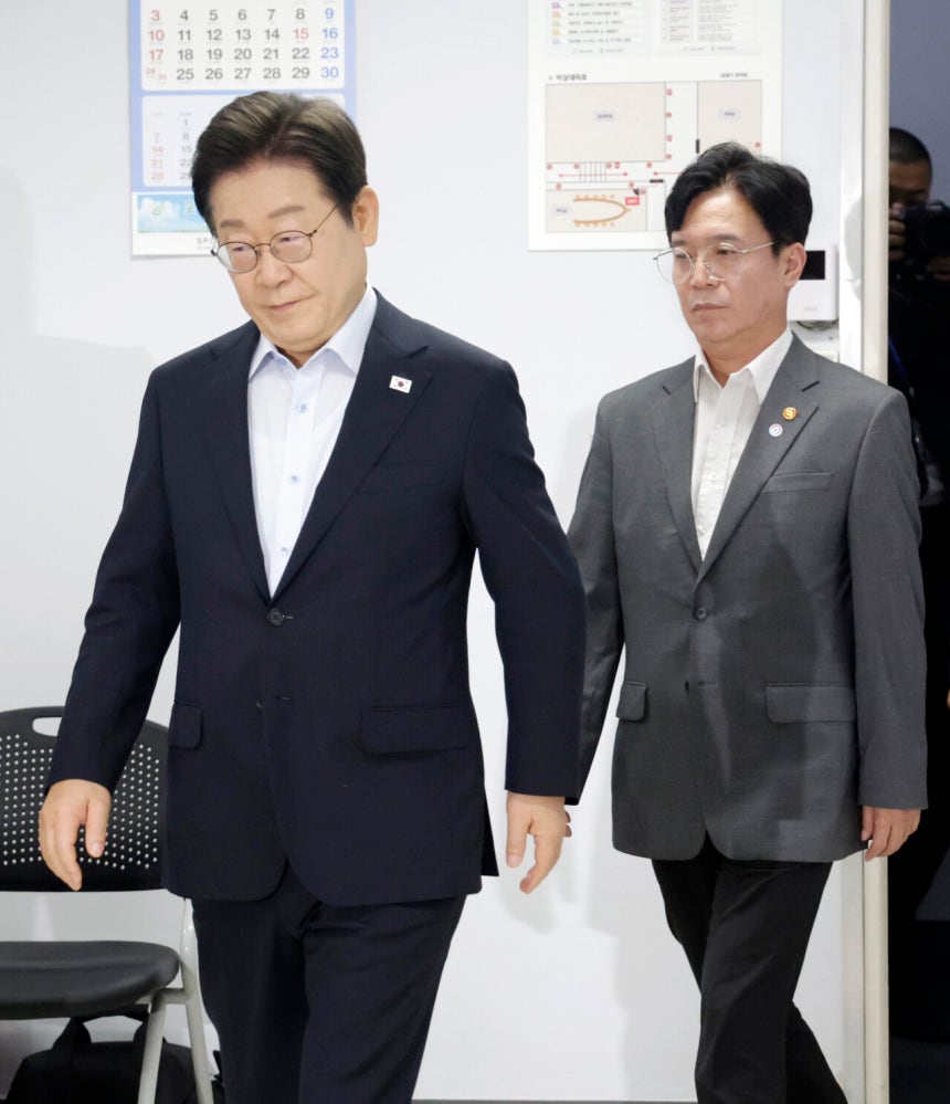 2025년 7월25일 이재명 대통령이 경기 시흥시 SPC 삼립 시화공장에서 열린 산업재해 근절 현장 노사간담회에 김영훈 고용노동부 장관과 함께 입장하고 있다. ©대통령실통신사진기자단