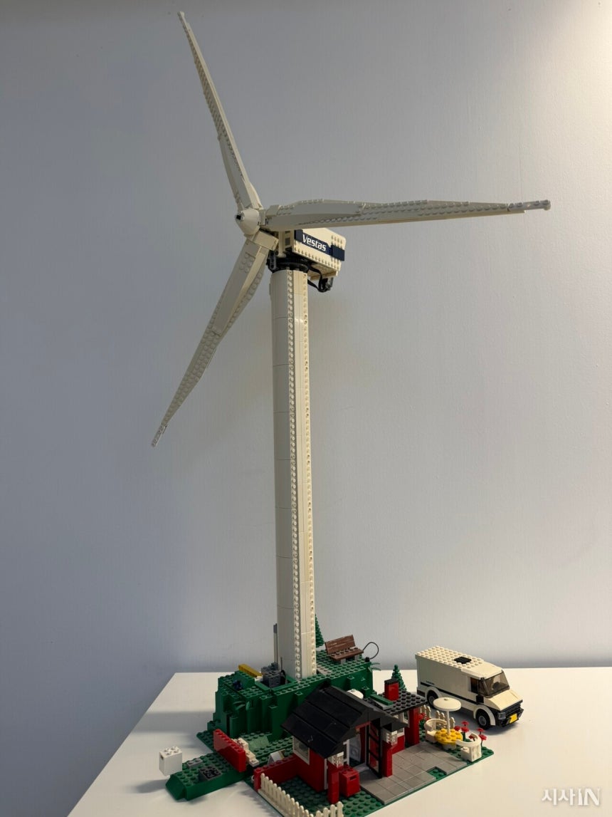 인터뷰한 회의실에 놓인 ‘레고’ 풍력발전기. ©시사IN 김다은