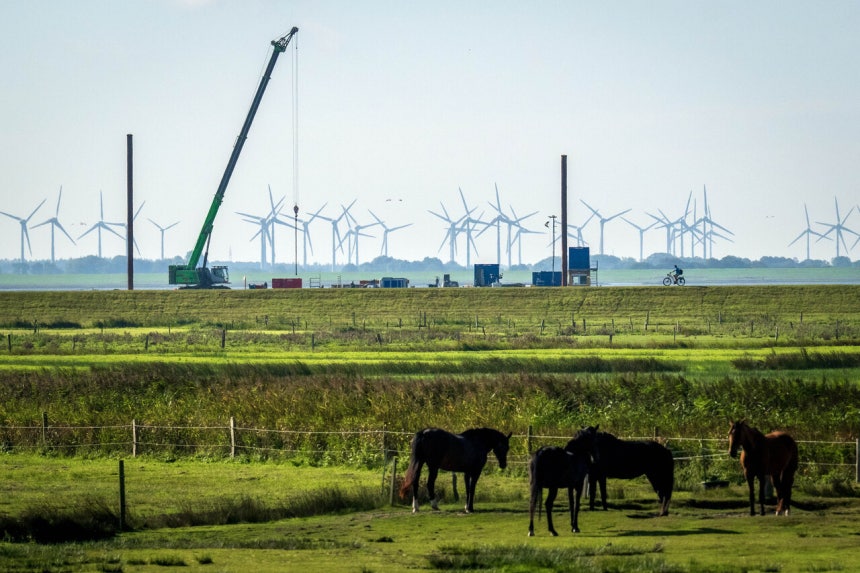 2025년 9월, 북해 해상풍력 단지에서 생산된 전력을 독일 본토로 송전하기 위해 독일 노르더나이섬 지하를 관통하는 해저 케이블 매설 공사를 하고 있다. ©dpa