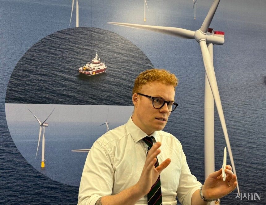 에너지 기업 ‘바텐팔(Vattenfall)' 야코브 카마라 대외협력 매니저 뒤로 600MW급 풍력단지 크리거스 플락의 사진이 보인다. 크리거스 플락은 독일과 덴마크의 전력망을 연결해 풍력발전 업계에서 큰 화제를 모았