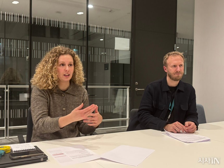 엠마 모스펠트 크리거 DEA 한국 프로그램 리더(왼쪽)와 미켈 빈터 헨릭센 DEA 해상풍력 부서장. ©시사IN 김다은
